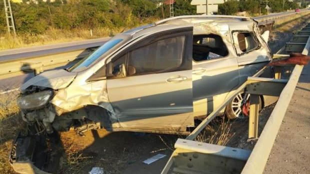 Hafif ticari ara&ccedil; bariyere &ccedil;arpıp su kanalına girdi: 1 &ouml;l&uuml;, 2 yaralı