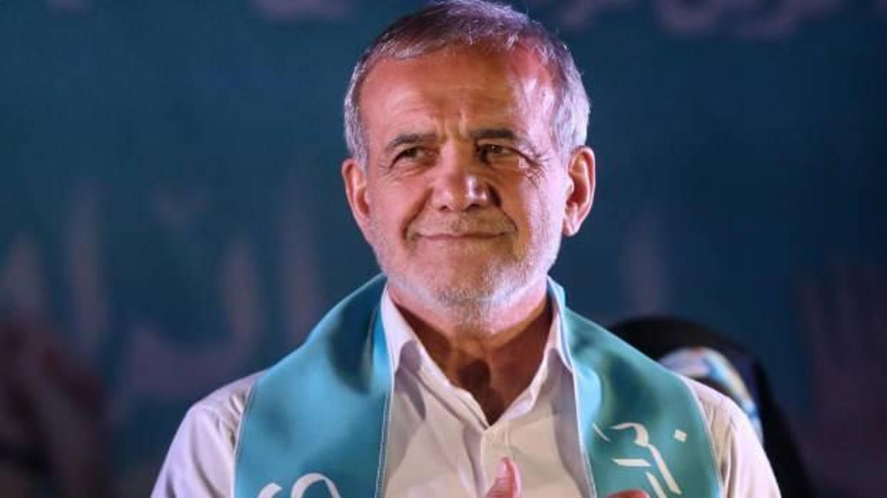 İran'da 77 eski diplomattan Pezeşkiyan'a &ccedil;ağrı