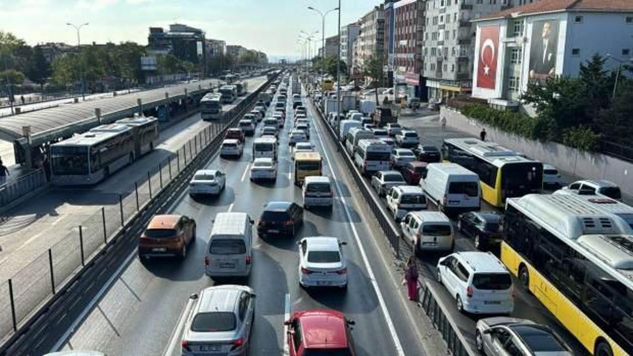 İstanbul'da metrobüs hattındaki "Beyaz Yol" çalışması trafiği aksattı