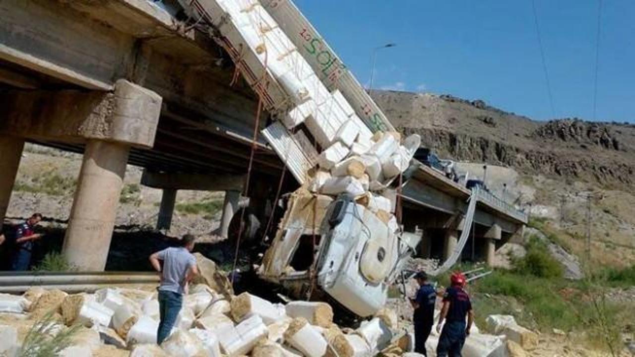Kontrolden çıkan tır uçuruma yuvarlandı: 1 ölü
