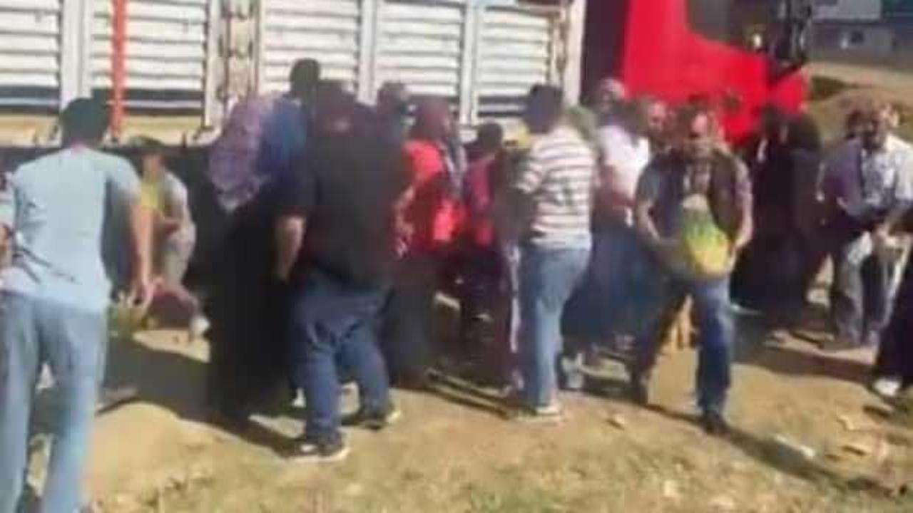 Mahalle halkına s&uuml;rpriz yaptı! 27 ton 1 saatte bitti