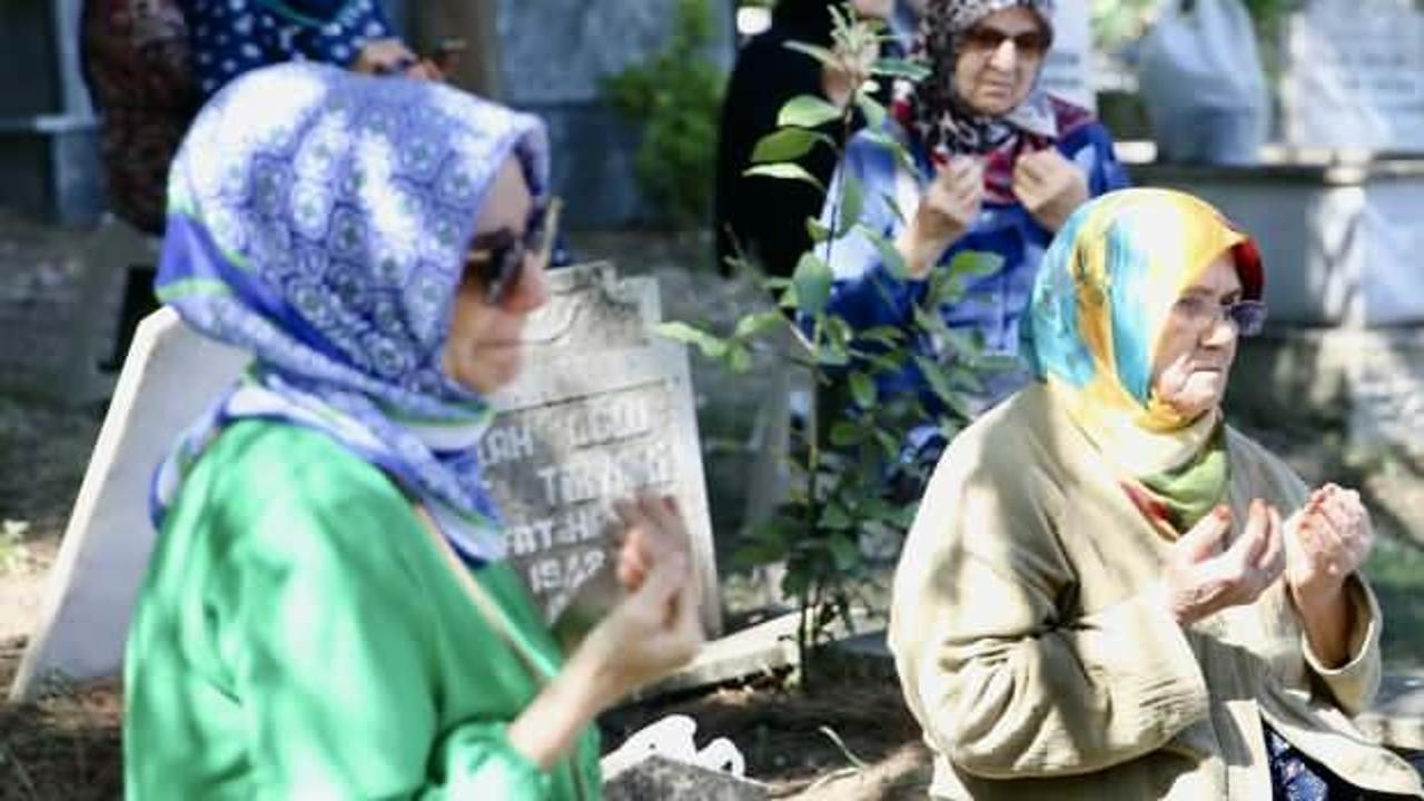 Marmara Depremi'nde hayatını kaybedenler mezarları başında anıldı