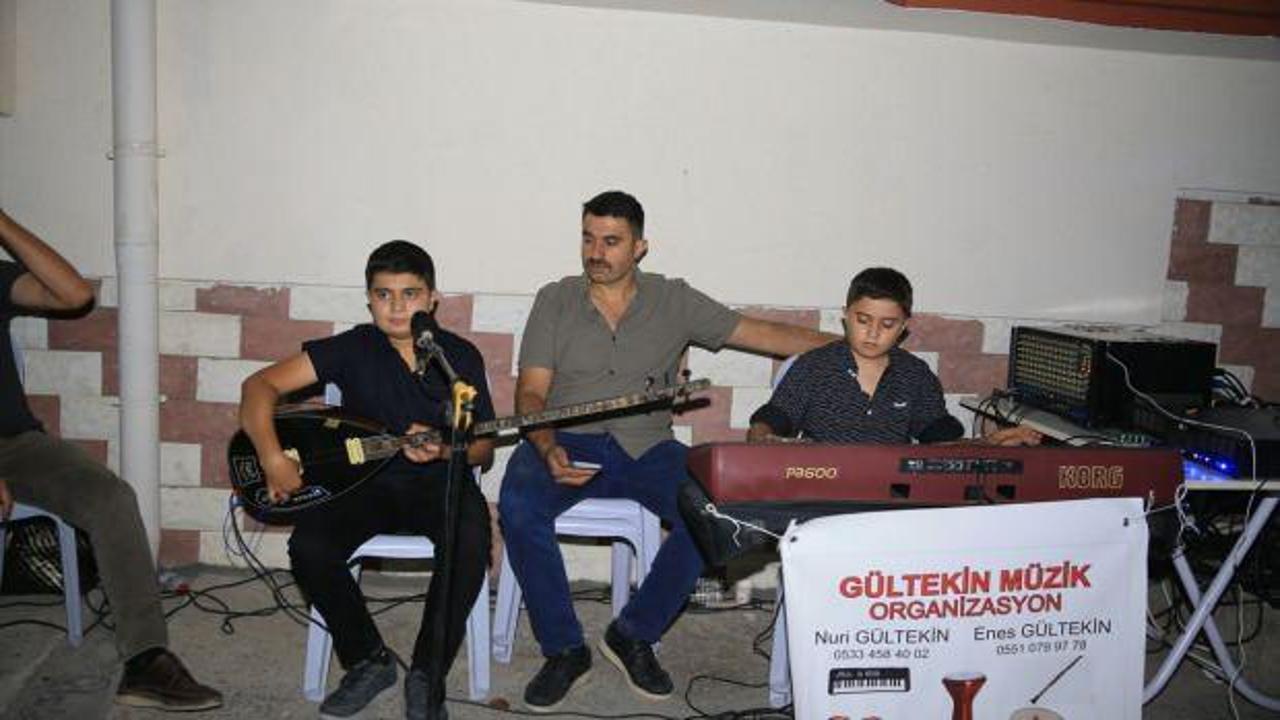 Müzisyen baba ile çocukları düğünleri şenlendiriyor
