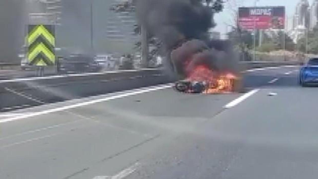 Otomobilin &ccedil;arptığı motosiklet alev alev yandı