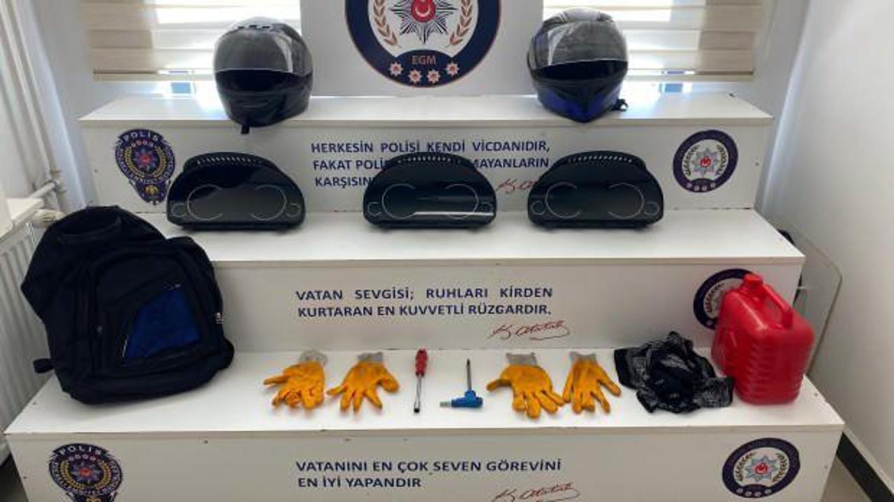 Otomobillerden hayalet ekran çalan hırsızlar yakalandı