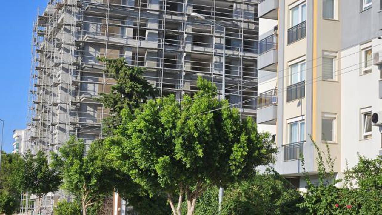 Elektrik telleri ağa&ccedil;tan ge&ccedil;iyor, vatandaş tedirgin!