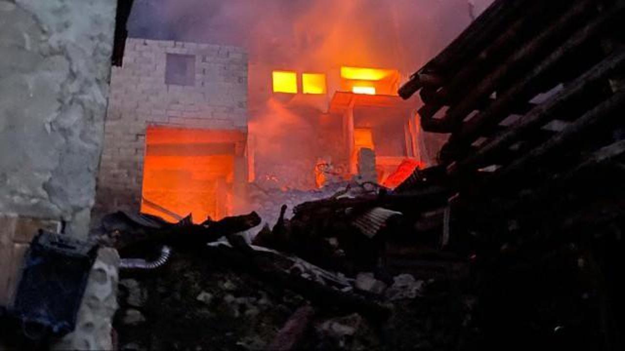 Artvin'de yangın: 3 ev kullanılamaz hale geldi!