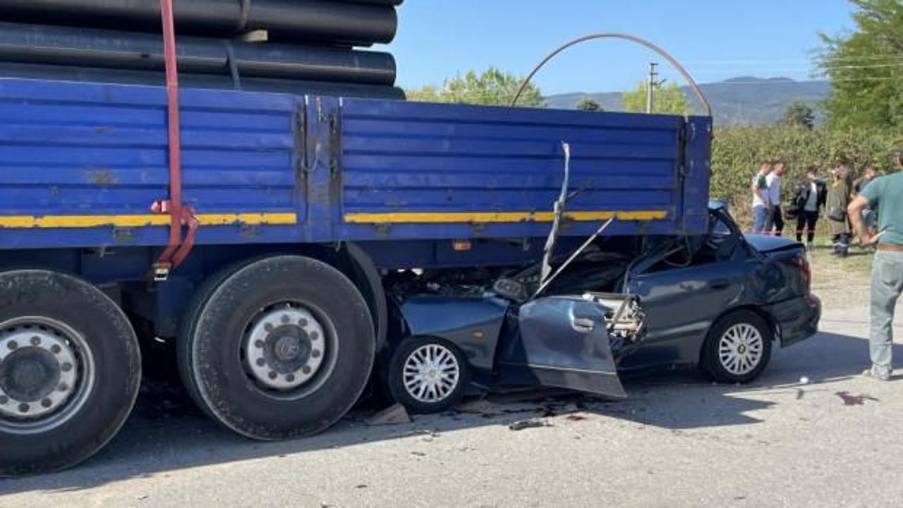 D-100'de feci kaza! Tıra ok gibi saplandı