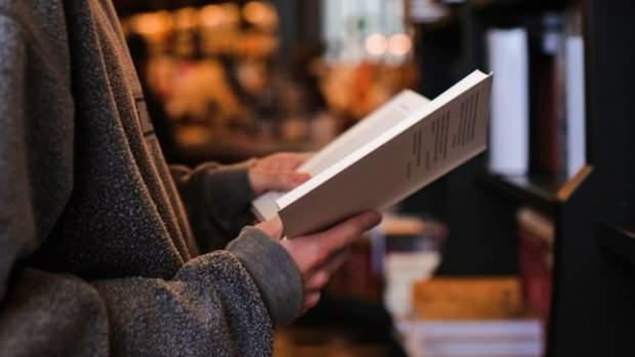 Girdiği evde kitap okumaya dalan hırsız ev sahibine yakalandı