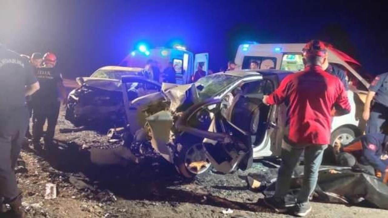 iki otomobil kafa kafaya &ccedil;arpıştı: 2 &ouml;l&uuml;, 6 yaralı