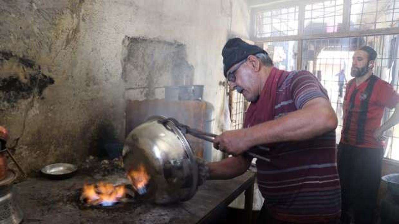 Kalaycı Cahit Usta: "120 derece ateşin başında, g&uuml;nde 12 saat &ccedil;alışıyoruz"