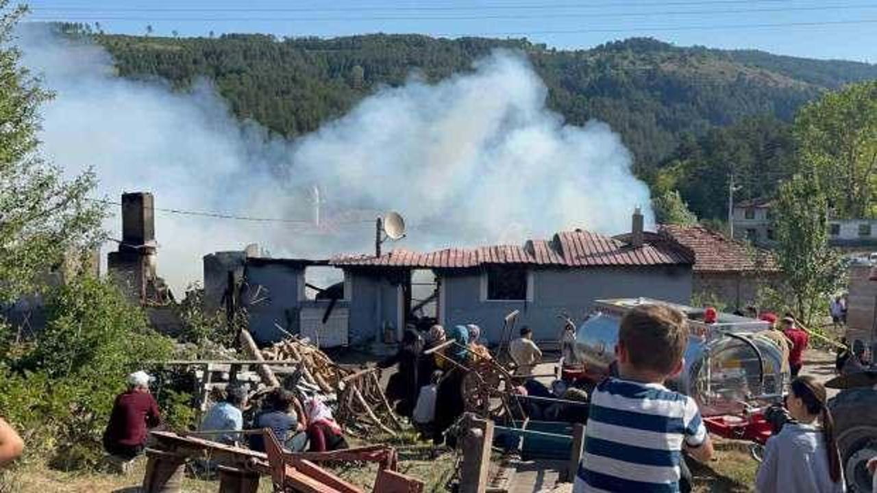 Kastamonu'da yangın: Bir kişi hayatını kaybetti, 3 ev küle döndü