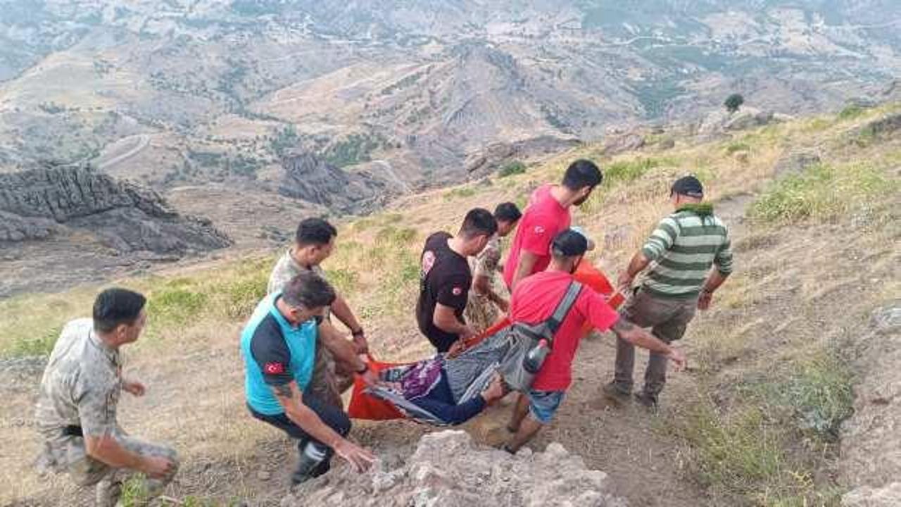 Bileğini kıran yaşlı kadın 1,5 saat sedyeyle taşındı