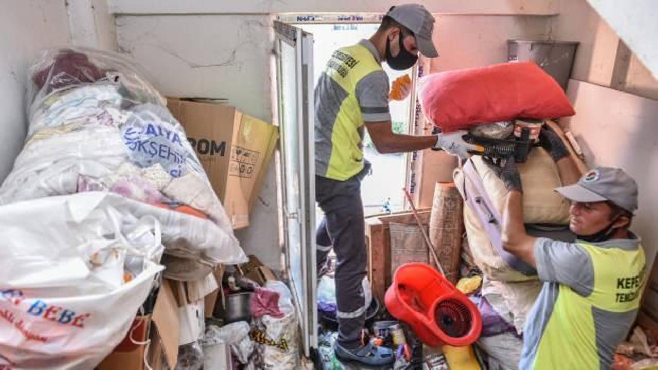 Mahallelinin şikayet ettiği apartmandan 6 kamyon &ccedil;&ouml;p &ccedil;ıktı!