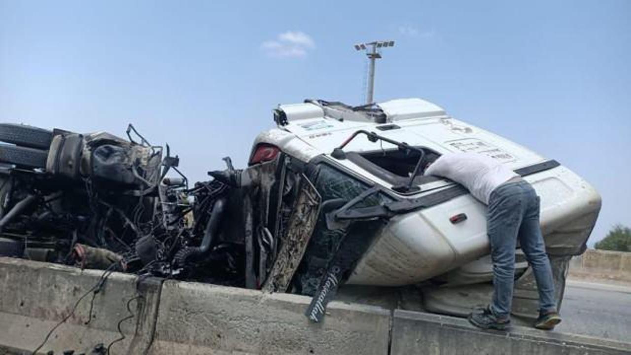 Par&ccedil;alanan TIR'dan sıyrıklarla kurtuldu