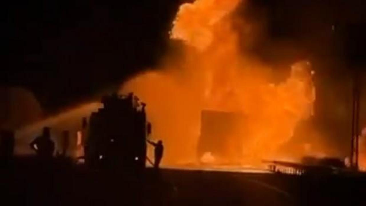 Şanlıurfa’da korkutan yangın: TIR cayır cayır yandı