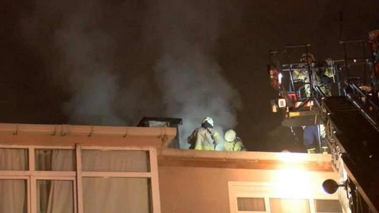 Sarıyer&rsquo;de 4 katlı binanın &ccedil;atısında yangın