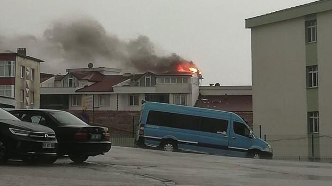 Sinop'ta bir eve yıldırım isabet etti