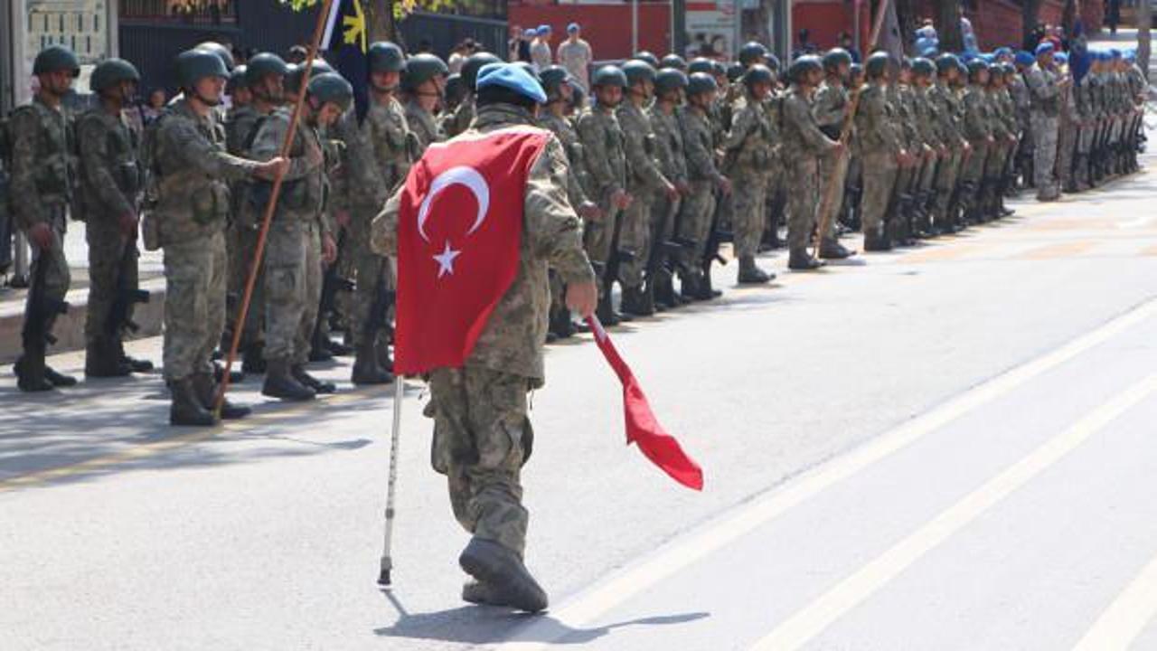 20 yıldır T&uuml;rk bayrağını sırtında taşıyan adamın vatan sevgisi duygulandırdı