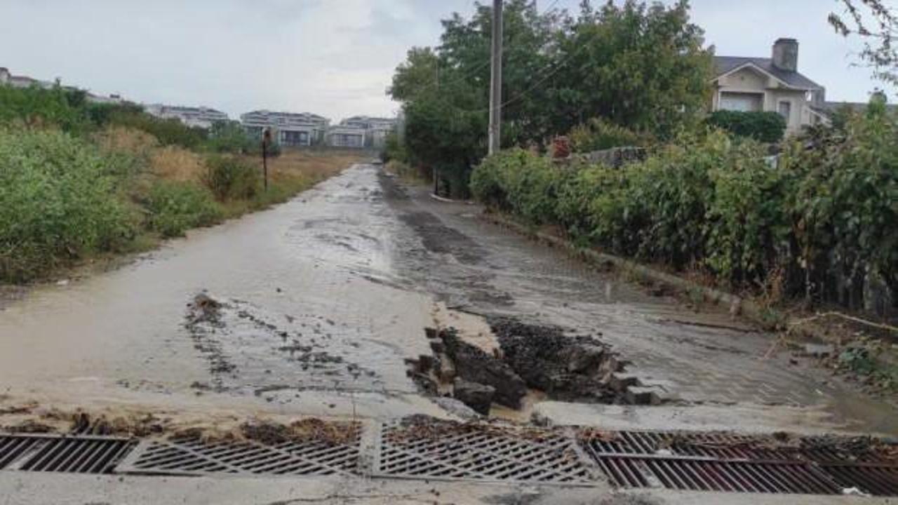 Sağanak yağışta yolda çukur oluştu