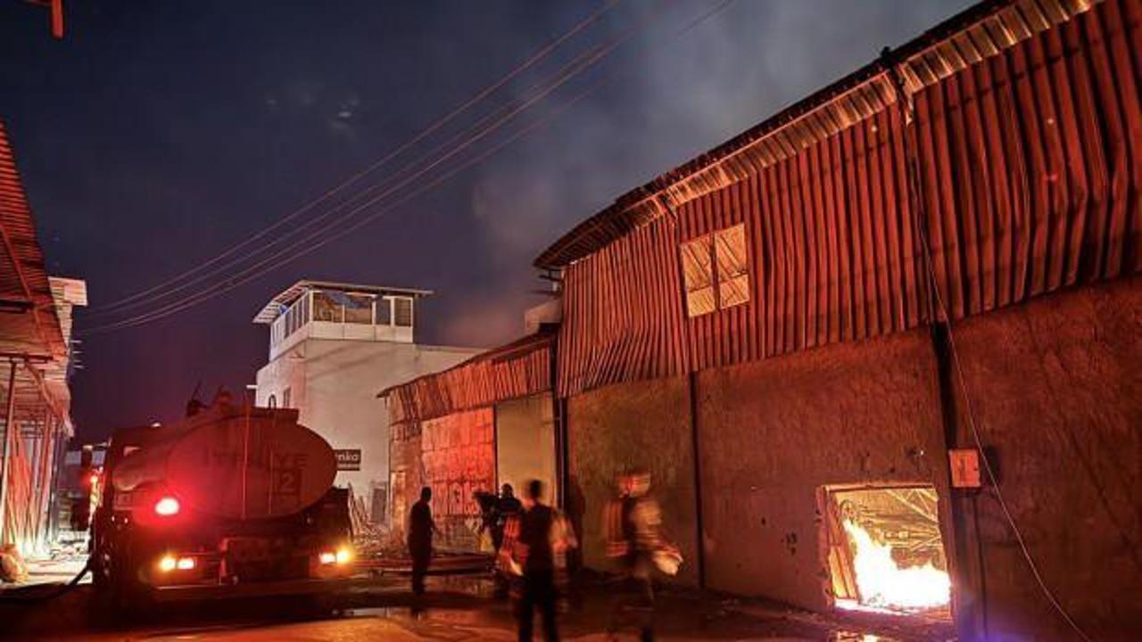 Adana'da Mobilyacılar Sitesi'nde yangın: 6 iş yeri k&uuml;le d&ouml;nd&uuml;