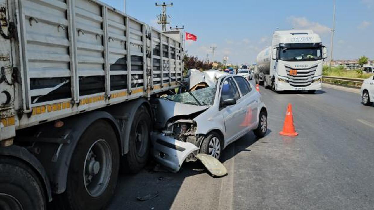 Antalya'da feci kaza: Tıra &ccedil;arpan otomobildeki 1 kişi &ouml;ld&uuml;