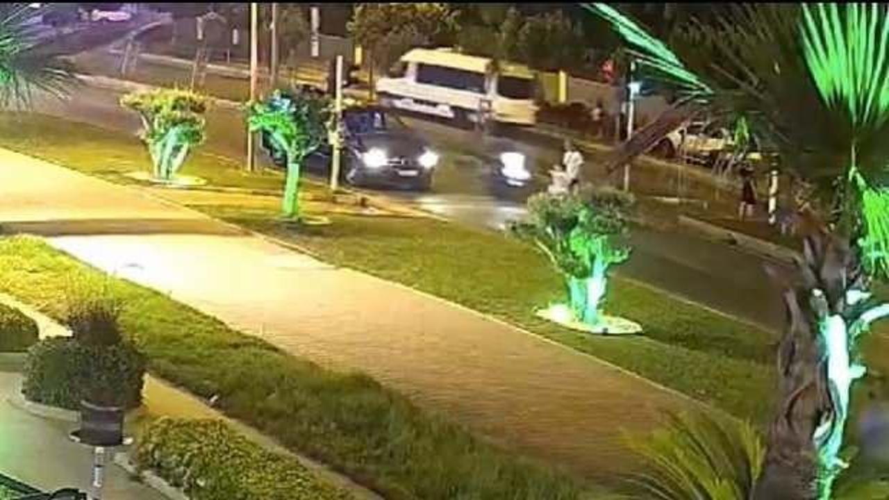 Antalya'da kırmızı ışıkta ge&ccedil;en motosikletli yayaların arasına daldı