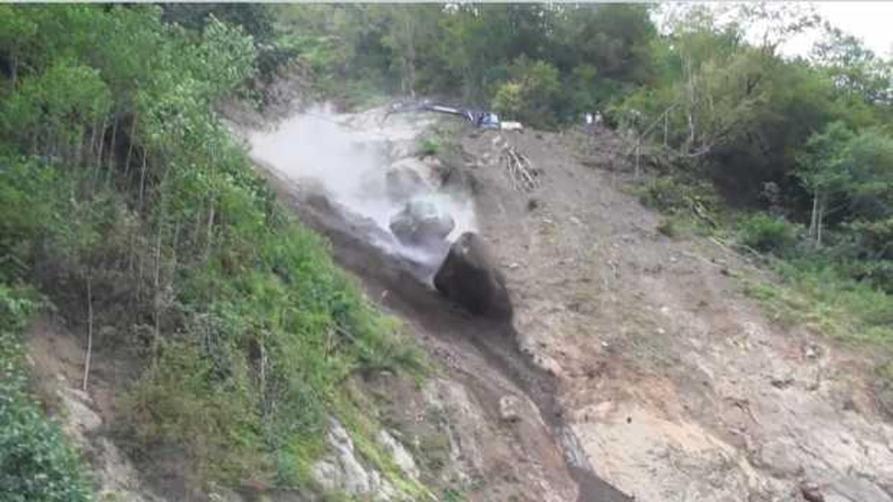 Artvin'de "riskli kayalar" kontroll&uuml; şekilde d&uuml;ş&uuml;r&uuml;ld&uuml;: İşte o anlar