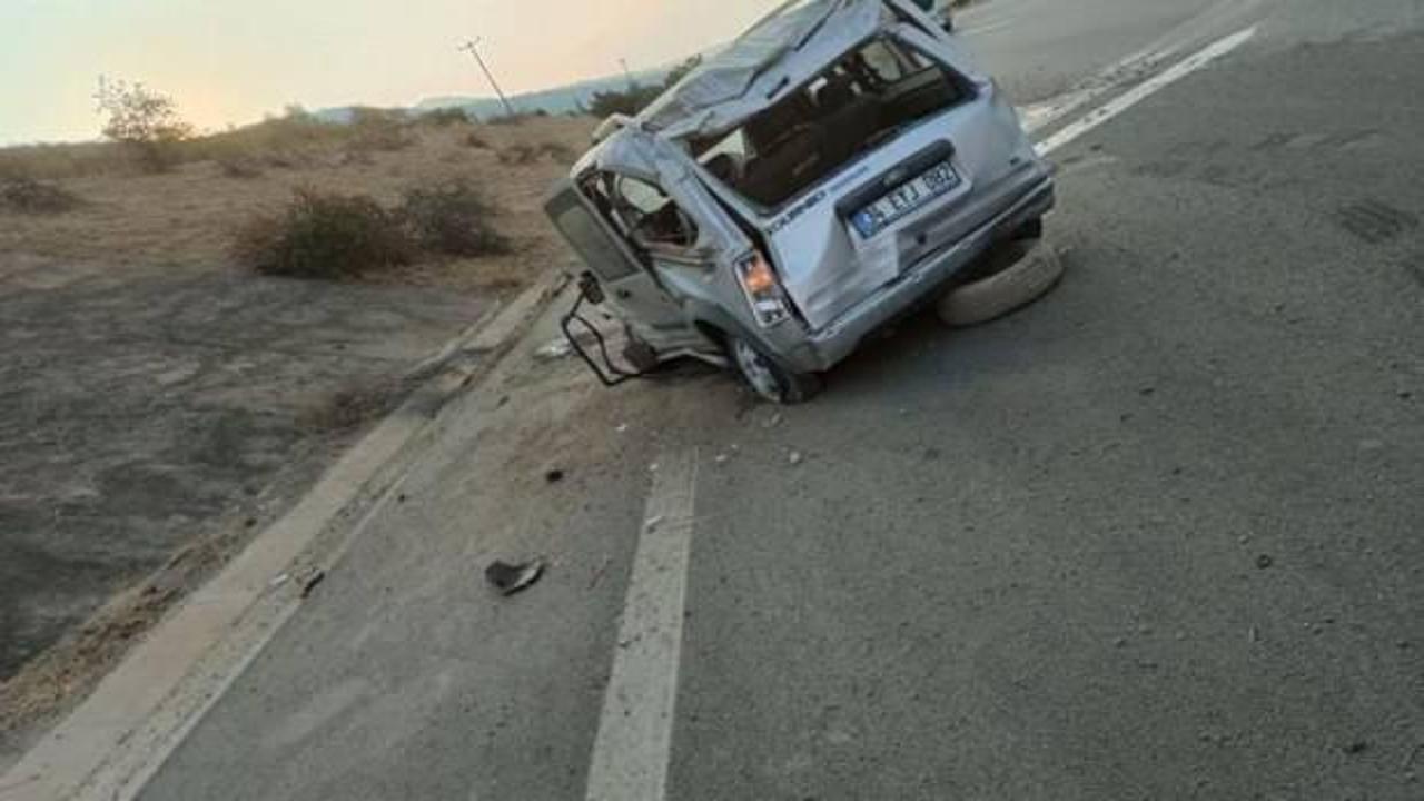 Bariyere &ccedil;arpan otomobilin s&uuml;r&uuml;c&uuml;s&uuml; &ouml;ld&uuml;!