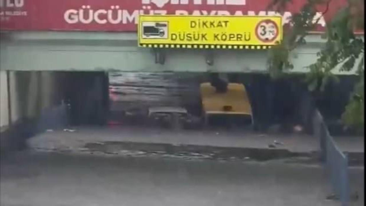 Bayrampaşa'da alt geçidi su bastı: 2 araç sular altında kaldı