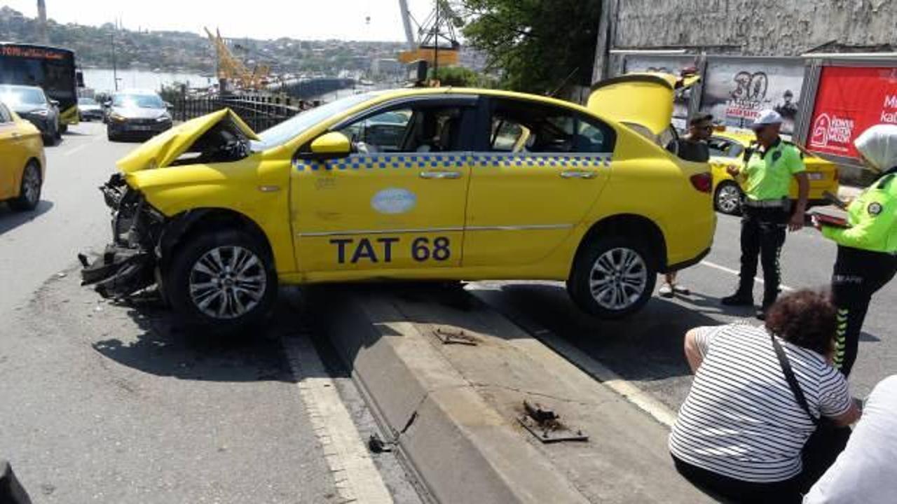 Beyoğlu'nda taksi dehşeti! Freni patladı, ref&uuml;je &ccedil;ıkarak durabildi
