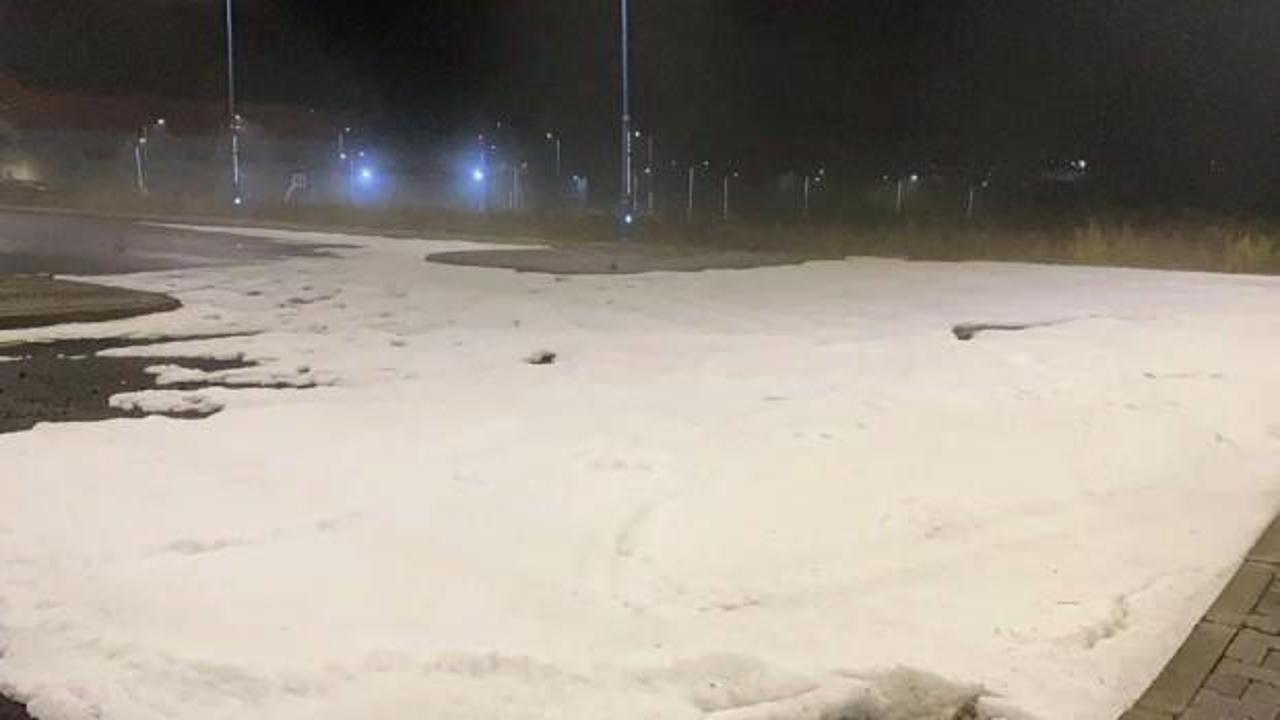 Bir anda bastırdı! Karayolu beyaza b&uuml;r&uuml;nd&uuml;