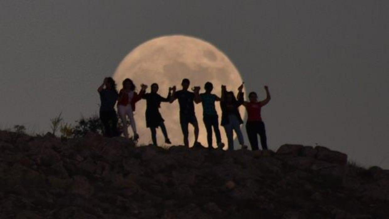 Kayseri'nin Soğanlı Vadisi'nde g&uuml;neş ve ay aynı anda g&ouml;ky&uuml;z&uuml;n&uuml; s&uuml;sl&uuml;yor
