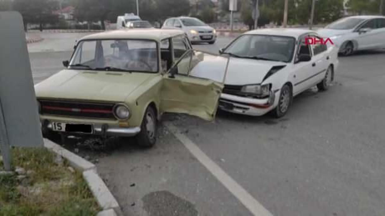 Burdur'da iki otomobil &ccedil;arpıştı: İki kişi yaralandı!