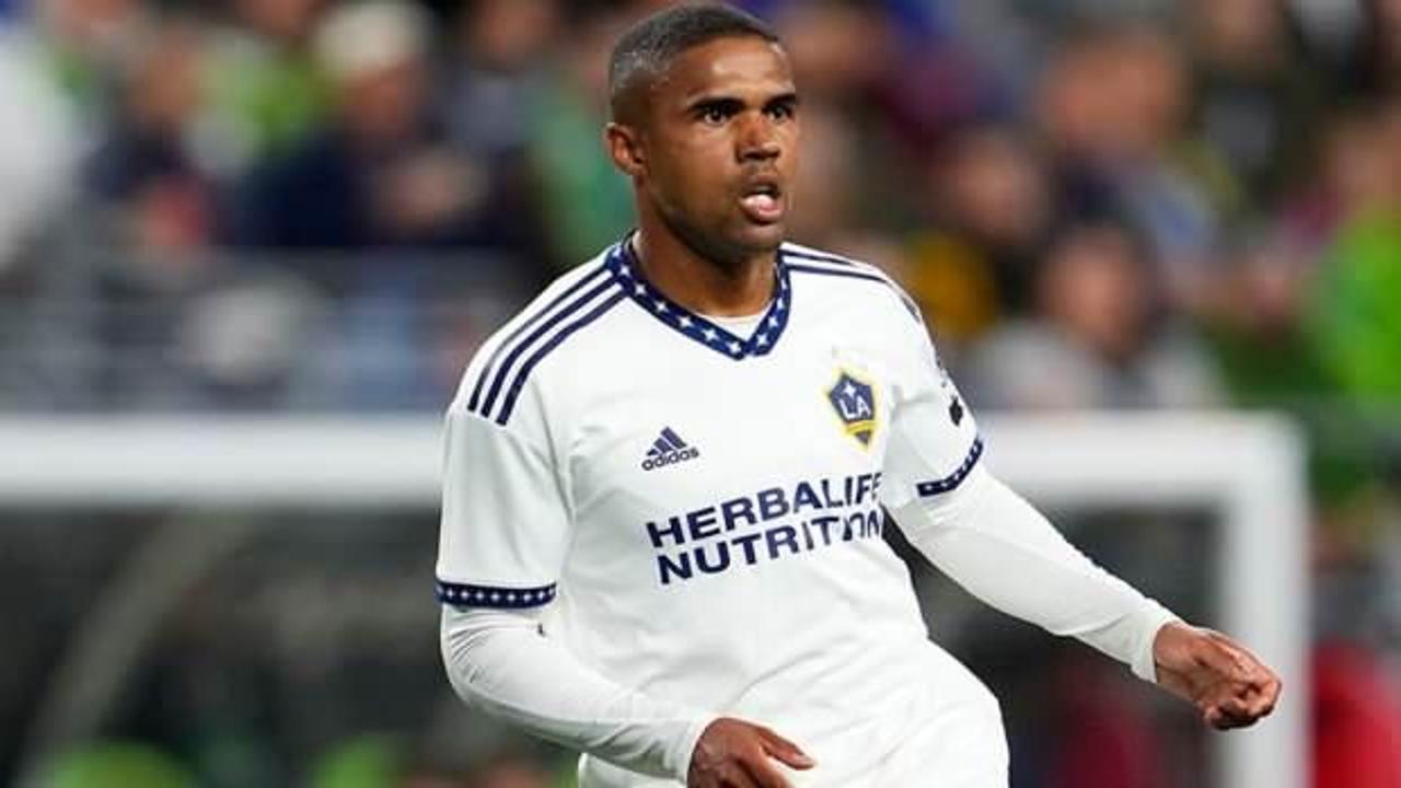 Douglas Costa'dan sürpiz imza