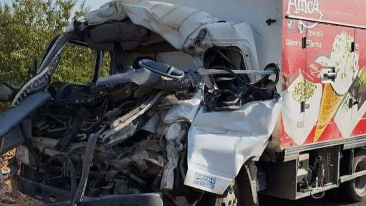 Kamyonet, TIR'a &ccedil;arptı! Acı haber geldi