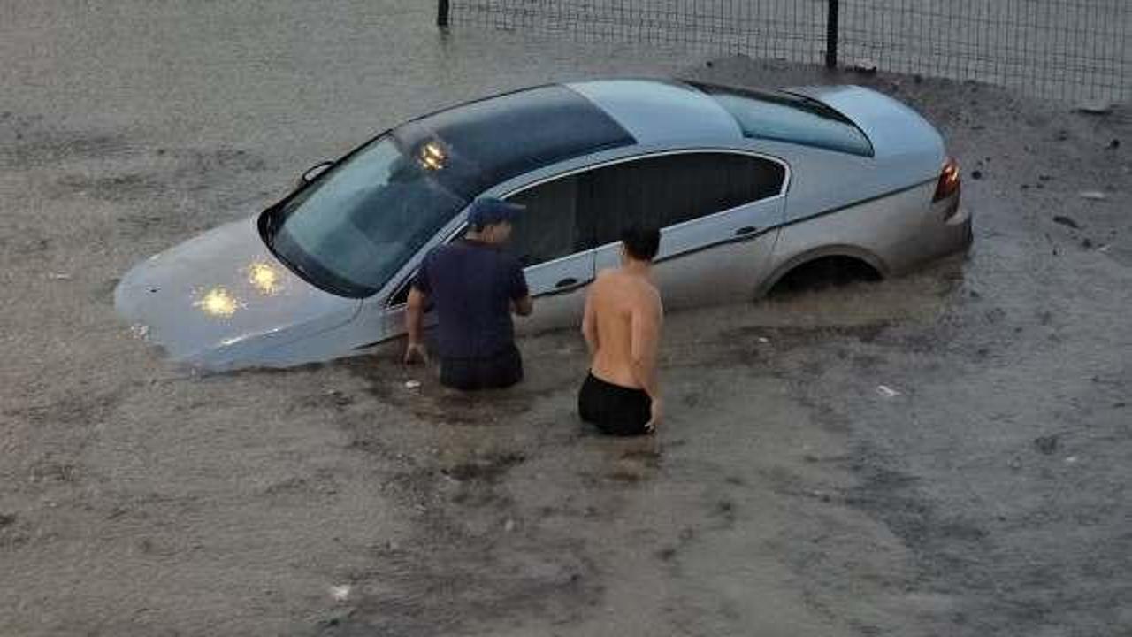 Karab&uuml;k&rsquo;te sağanak yağış: Yollar g&ouml;le d&ouml;nd&uuml;