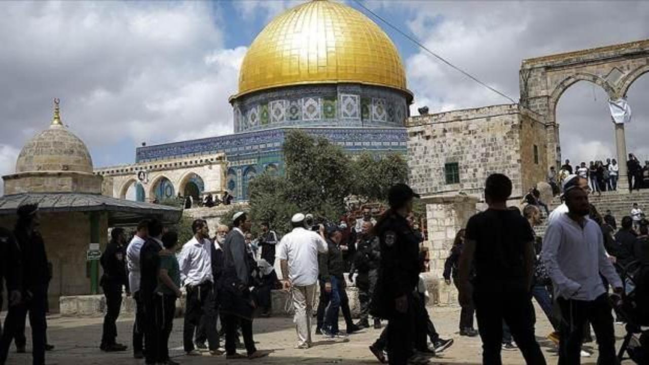 Mescid-i Aksa'ya polis korumasında baskın
