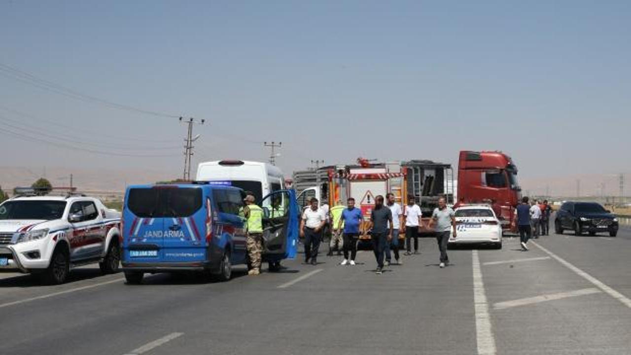 Muş'ta feci kaza: Dönüş yapan tıra çarptı! 1 kişi öldü, 5 kişi yaralandı