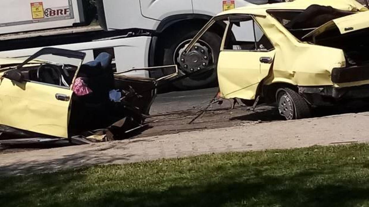 Otomobili ikiye bölen kaza: Ölü ve yaralılar var!