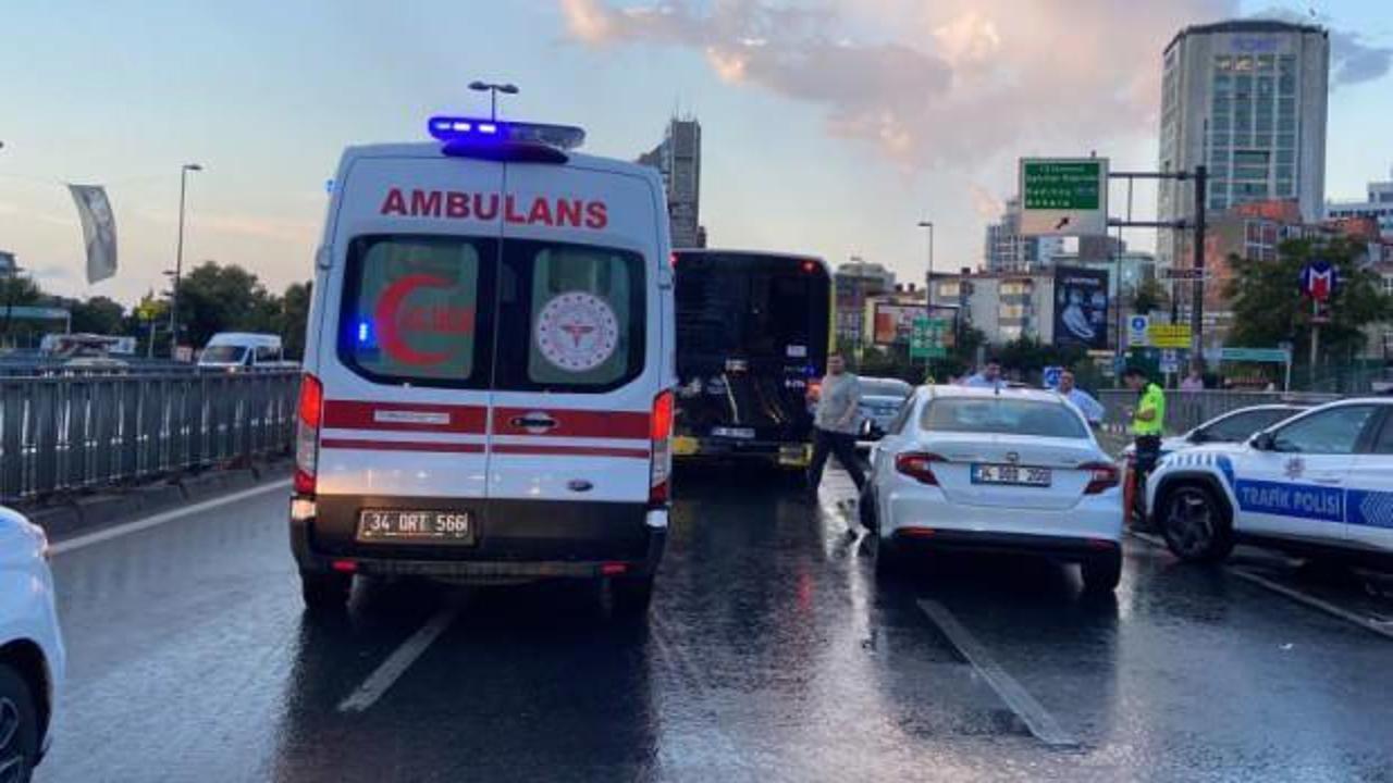 Otomobil İETT otobüsüne arkadan çarptı: 3 yaralı