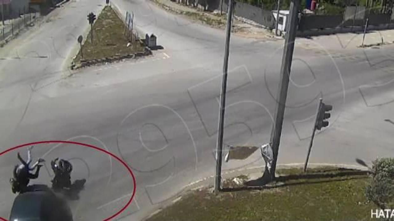 Otomobille &ccedil;arpışan motosiklet s&uuml;r&uuml;c&uuml;s&uuml; havaya u&ccedil;tu