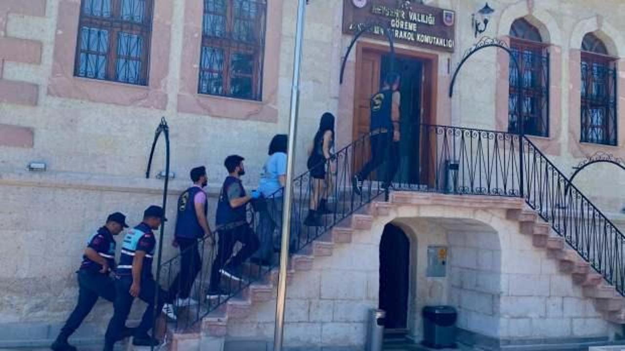 Turistin y&uuml;kl&uuml; para bulunan &ccedil;antasını &ccedil;alan kadın turistler yakalandı