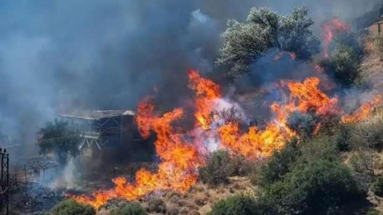 &Uuml;nl&uuml; şarkıcı s&ouml;z&uuml;n&uuml; tuttu, yangın mağduru iki kardeşe jest!