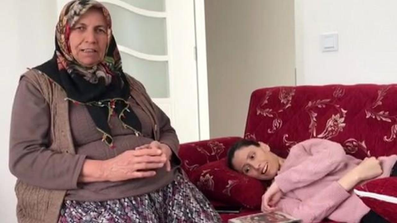 41 yaşındaki engelli kızına bebek gibi bakıyor