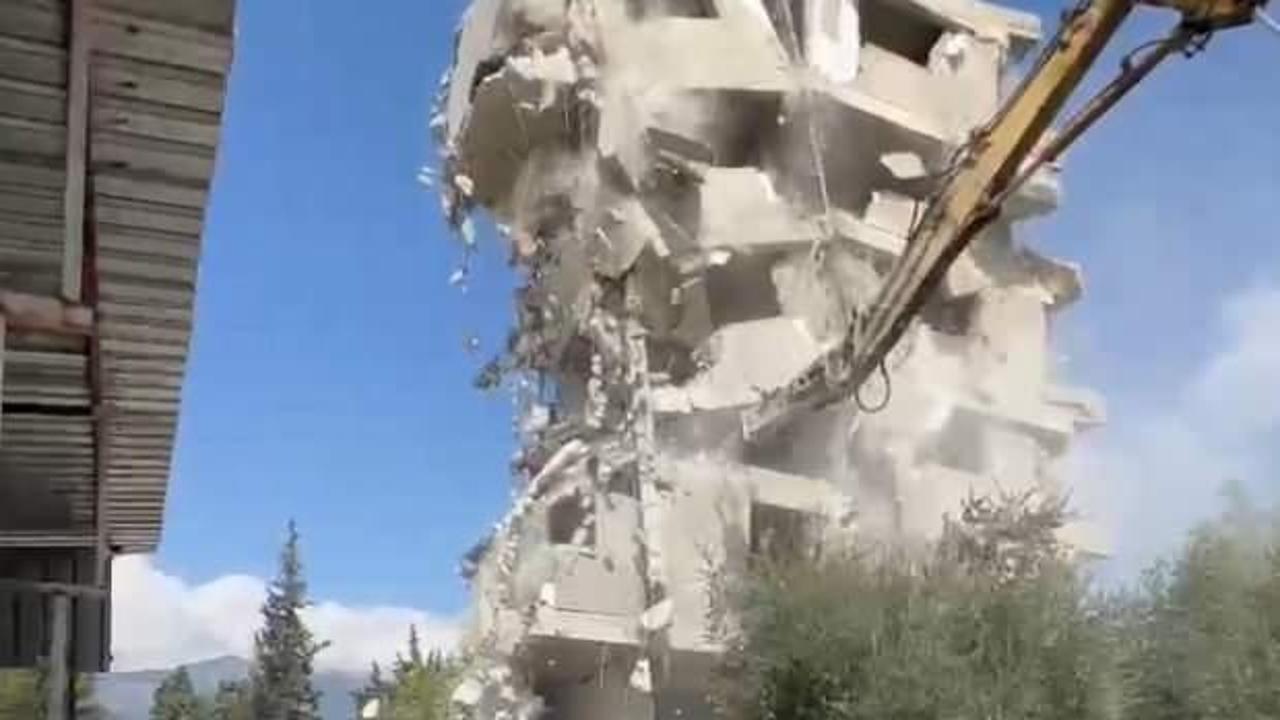 6 katlı bina tek darbeyle tuzla buz oldu! İşte o anlar