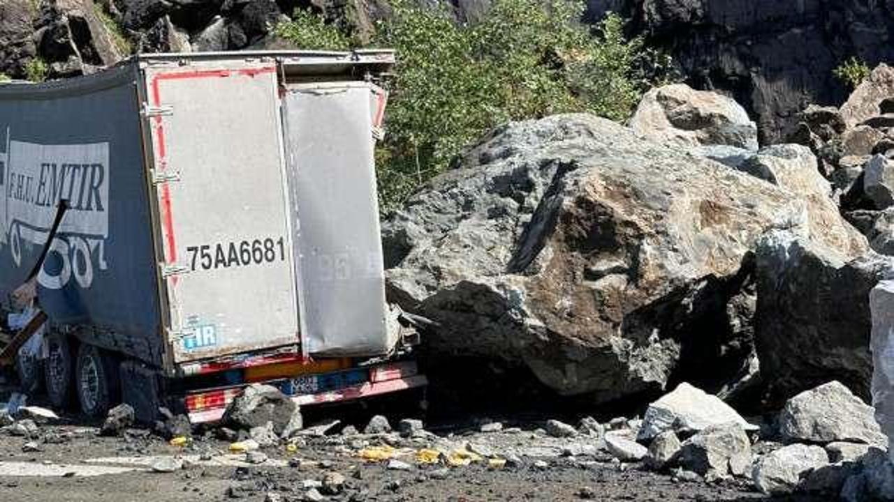 Artvin'de faciadan dönüldü: 2 TIR kayaların altında kaldı!