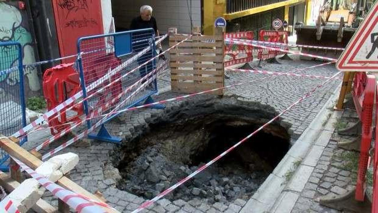 Beyoğlu'nda yol &ccedil;&ouml;kt&uuml;! Trafiğe kapatıldı