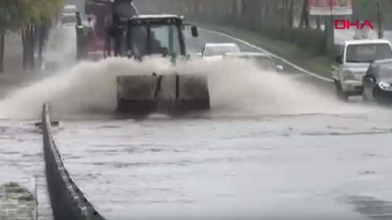 &Ccedil;orlu'da sağanak hayatı fel&ccedil; etti!