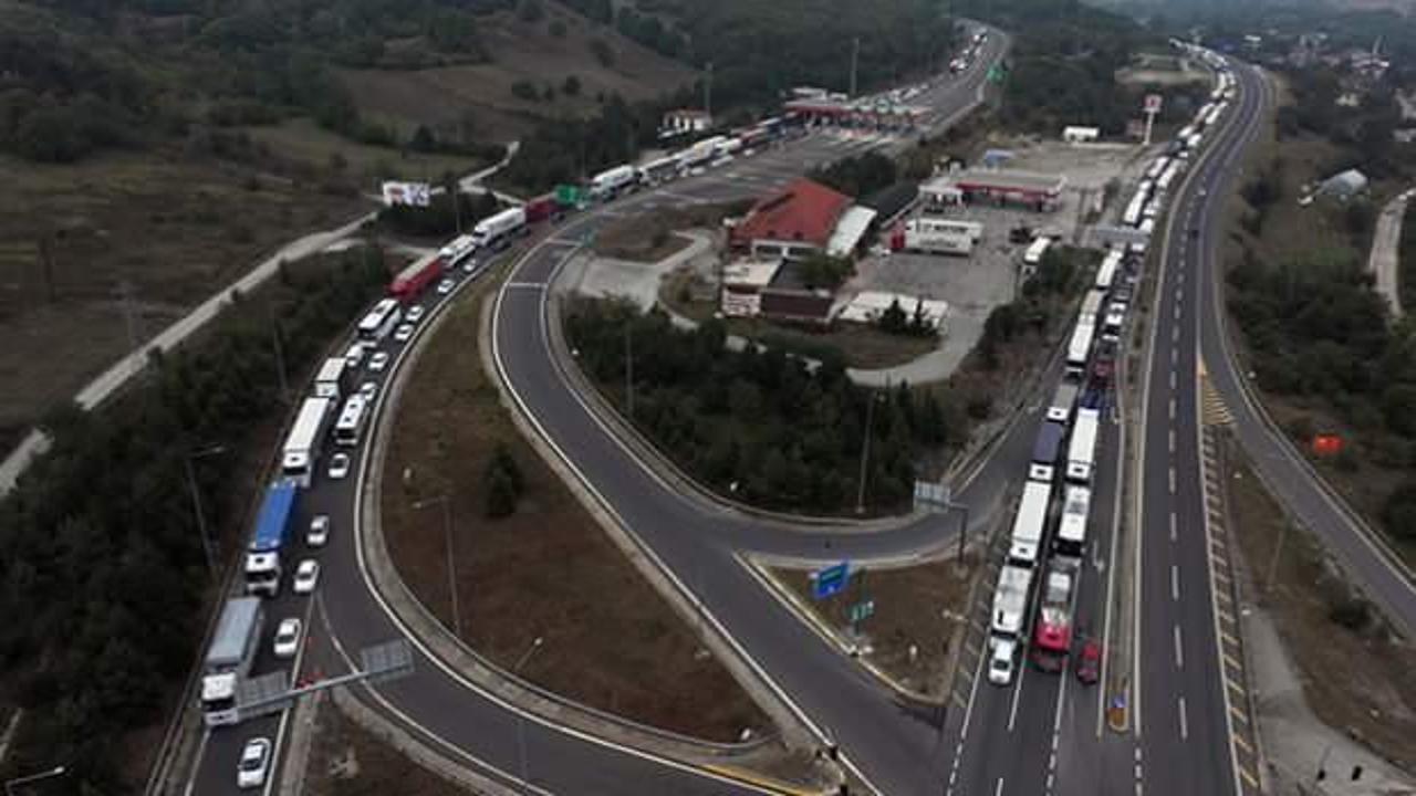 D-100 kara yolu Bolu Dağı ge&ccedil;işinde ara&ccedil; yoğunluğu: Uzun kuyruklar oluştu 